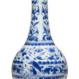A CHINESE PORCELAIN BLUE AND WHITE BOTTLE VASE - фото 2