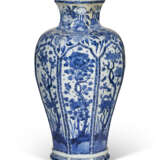 A CHINESE EXPORT PORCELAIN BLUE AND WHITE OCTAGONAL VASE - photo 2