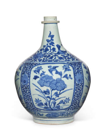 A JAPANESE LARGE BLUE AND WHITE ARITA APOTHECARY BOTTLE - фото 3