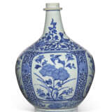 A JAPANESE LARGE BLUE AND WHITE ARITA APOTHECARY BOTTLE - photo 3
