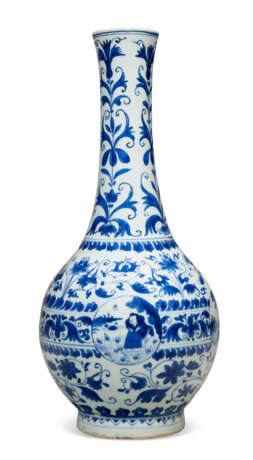 A CHINESE PORCELAIN BLUE AND WHITE BOTTLE VASE - фото 3