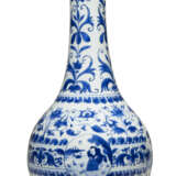 A CHINESE PORCELAIN BLUE AND WHITE BOTTLE VASE - Foto 3
