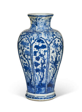 A CHINESE EXPORT PORCELAIN BLUE AND WHITE OCTAGONAL VASE - Foto 3