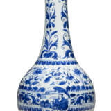 A CHINESE PORCELAIN BLUE AND WHITE BOTTLE VASE - фото 4