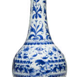 A CHINESE PORCELAIN BLUE AND WHITE BOTTLE VASE - фото 5