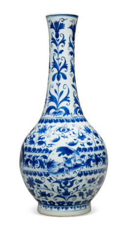 A CHINESE PORCELAIN BLUE AND WHITE BOTTLE VASE - Foto 5