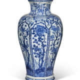 A CHINESE EXPORT PORCELAIN BLUE AND WHITE OCTAGONAL VASE - Foto 4