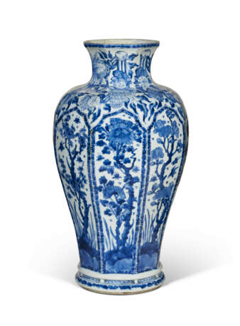 A CHINESE EXPORT PORCELAIN BLUE AND WHITE OCTAGONAL VASE - фото 4