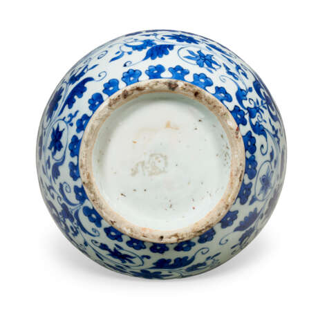 A CHINESE PORCELAIN BLUE AND WHITE BOTTLE VASE - фото 6
