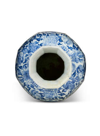 A CHINESE EXPORT PORCELAIN BLUE AND WHITE OCTAGONAL VASE - фото 5