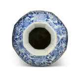 A CHINESE EXPORT PORCELAIN BLUE AND WHITE OCTAGONAL VASE - Foto 5