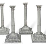 A SET OF FOUR GEORGE III SILVER CANDLESTICKS - Foto 1