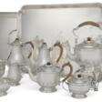 AN EDWARD VII SILVER TEN-PIECE TEA AND COFFEE SERVICE AND TWO-HANDLED TRAY - Auktionsarchiv