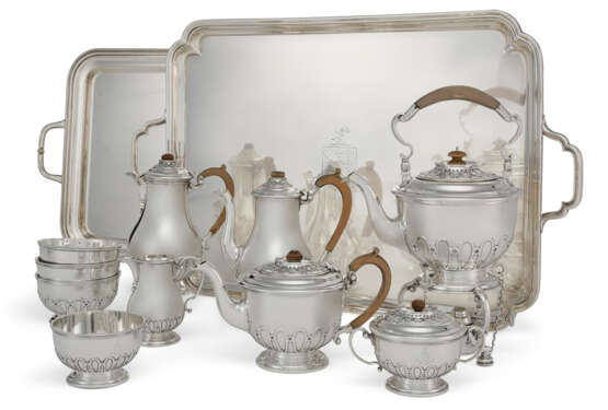 AN EDWARD VII SILVER TEN-PIECE TEA AND COFFEE SERVICE AND TWO-HANDLED TRAY - Foto 1