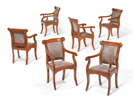 A SET OF SIX ANGLO-INDIAN PADOUK ARMCHAIRS - Foto 1