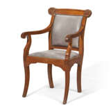A SET OF SIX ANGLO-INDIAN PADOUK ARMCHAIRS - Foto 4