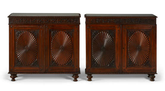 A PAIR OF ANGLO-INDIAN PADOUK SIDE CABINETS - Foto 2