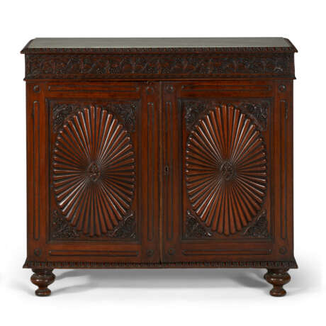 A PAIR OF ANGLO-INDIAN PADOUK SIDE CABINETS - Foto 4