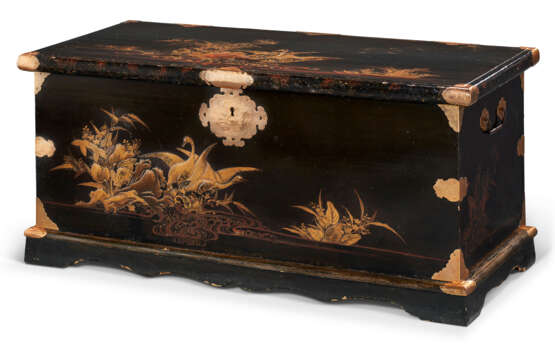 A JAPANESE EXPORT BLACK-AND-GILT LACQUER COFFER - photo 1