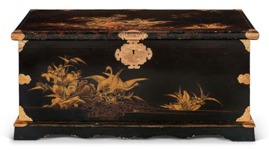 A JAPANESE EXPORT BLACK-AND-GILT LACQUER COFFER - Foto 2