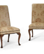 Noyer. A PAIR OF GEORGE II STYLE WALNUT SIDE CHAIRS