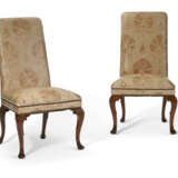 A PAIR OF GEORGE II STYLE WALNUT SIDE CHAIRS - фото 1