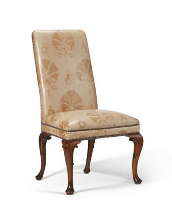 A PAIR OF GEORGE II STYLE WALNUT SIDE CHAIRS - photo 2