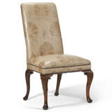A PAIR OF GEORGE II STYLE WALNUT SIDE CHAIRS - фото 2