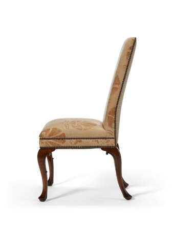 A PAIR OF GEORGE II STYLE WALNUT SIDE CHAIRS - фото 3
