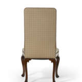 A PAIR OF GEORGE II STYLE WALNUT SIDE CHAIRS - фото 4