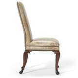 A PAIR OF GEORGE II STYLE WALNUT SIDE CHAIRS - фото 5