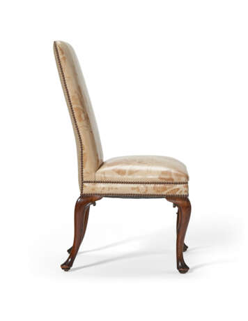 A PAIR OF GEORGE II STYLE WALNUT SIDE CHAIRS - photo 5