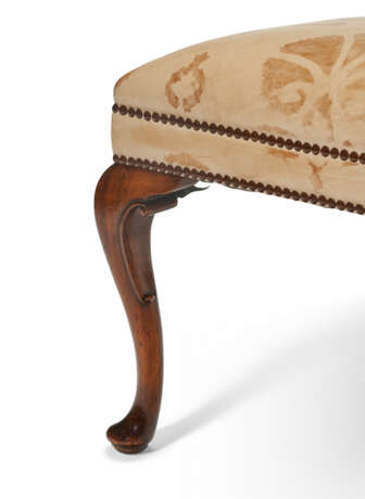 A PAIR OF GEORGE II STYLE WALNUT SIDE CHAIRS - photo 7