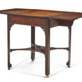 A GEORGE III MAHOGANY PEMBROKE TABLE - фото 5