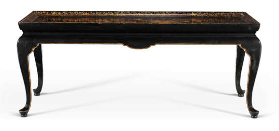 A CHINESE EXPORT BLACK AND GILT LACQUER LOW TABLE - фото 2