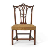 A PAIR OF GEORGE III MAHOGANY SIDE CHAIRS - Foto 2