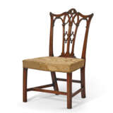 A PAIR OF GEORGE III MAHOGANY SIDE CHAIRS - Foto 3