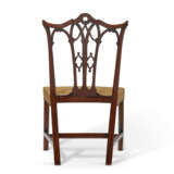 A PAIR OF GEORGE III MAHOGANY SIDE CHAIRS - Foto 7