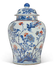 A LARGE CHINESE IMARI PORCELAIN BALUSTER JAR AND COVER