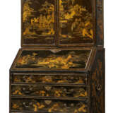 A CHINESE EXPORT BLACK-AND-GILT LACQUER BUREAU CABINET - Foto 3