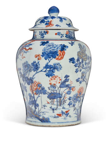 A LARGE CHINESE IMARI PORCELAIN BALUSTER JAR AND COVER - Foto 2