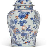 A LARGE CHINESE IMARI PORCELAIN BALUSTER JAR AND COVER - фото 2