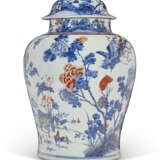 A LARGE CHINESE IMARI PORCELAIN BALUSTER JAR AND COVER - фото 3