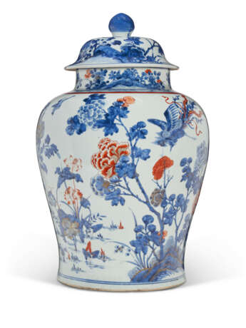 A LARGE CHINESE IMARI PORCELAIN BALUSTER JAR AND COVER - Foto 3