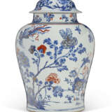 A LARGE CHINESE IMARI PORCELAIN BALUSTER JAR AND COVER - фото 4