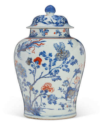 A LARGE CHINESE IMARI PORCELAIN BALUSTER JAR AND COVER - Foto 4