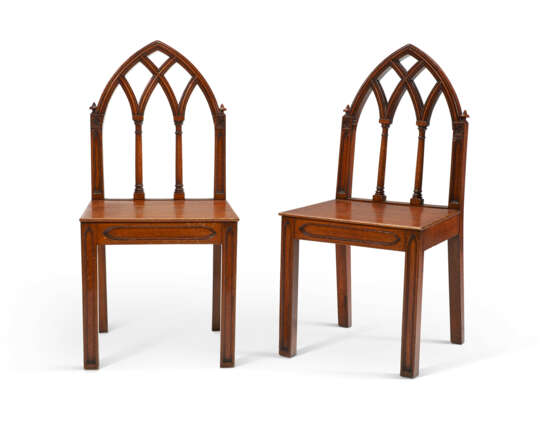 A PAIR OF VICTORIAN OAK 'GOTHICK' HALL CHAIRS - Foto 1