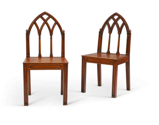 A PAIR OF VICTORIAN OAK 'GOTHICK' HALL CHAIRS - Foto 2