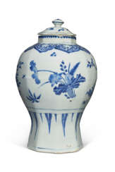 A CHINESE EXPORT PORCELAIN BLUE AND WHITE 'HATCHER CARGO' JAR AND COVER