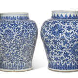 A LARGE NEAR PAIR OF CHINESE EXPORT PORCELAIN BLUE AND WHITE 'LOTUS' JARS - фото 1